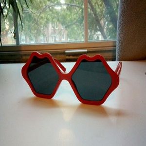 Kissy lips sunglasses -red with black lenses